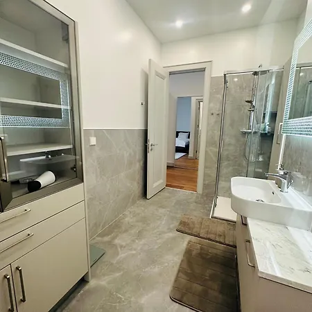 Spacious Modern And Flat Apartment Riga