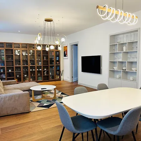 Spacious Modern And Flat Apartment *